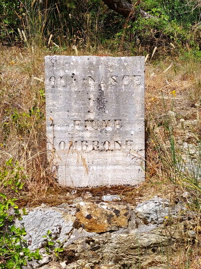 Steintafel - aber keine Quelle weit und breit...