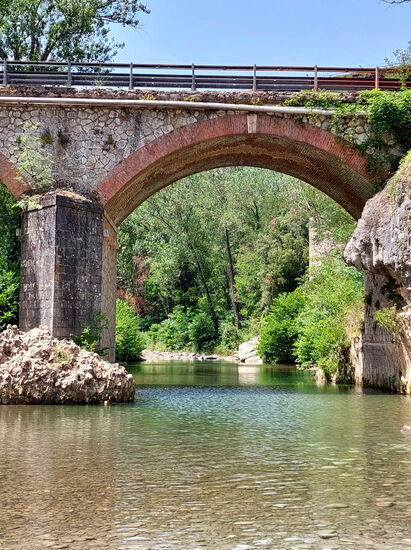Der kleine Fluss Farma an den Thermen von Petriolo
