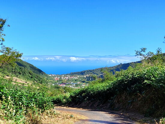 Blick über Plaine-des-Grègues zum Meer
