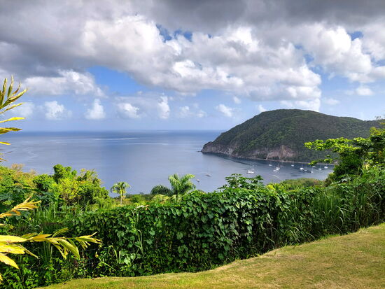 Blick vom Jardin auf die Bucht von Deshaies