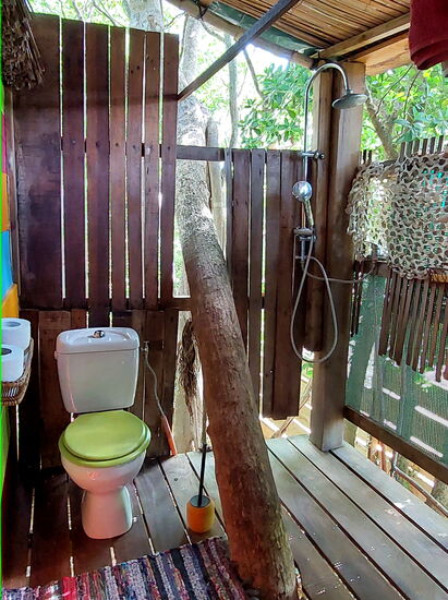 Luftiges Bad im Baumhaus