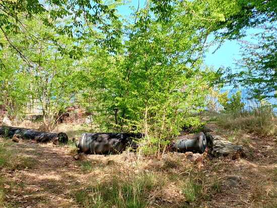 Kanonen oberhalb der Bucht