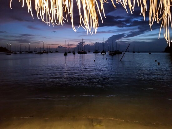 Bucht von Deshaies am Abend