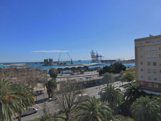 Blick von der Dachterrasse des Hotels auf den Hafen