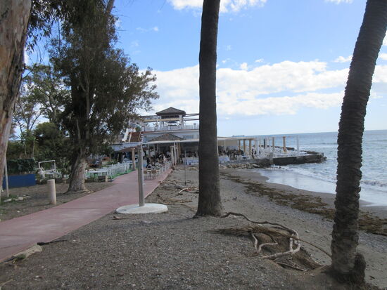 Im Hintergrund das Restaurant