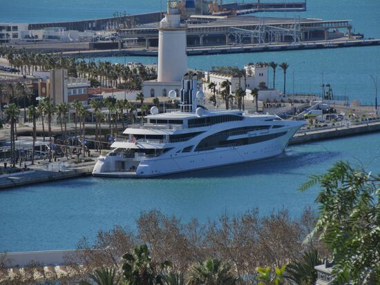 Blick auf Leuchtturm und die Yacht  "Dynasty"