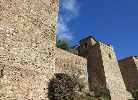 Die mächtigen Mauern der Alcazaba