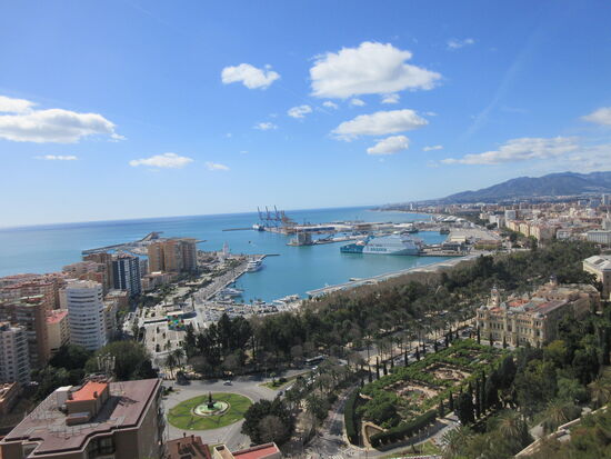 Blick auf die Stadt, den Hafen und das Meer