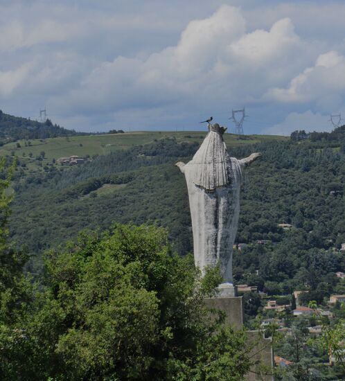 Statue unterhalb der Ruine