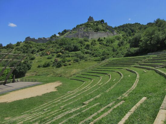 Die Burgruine und das Theater