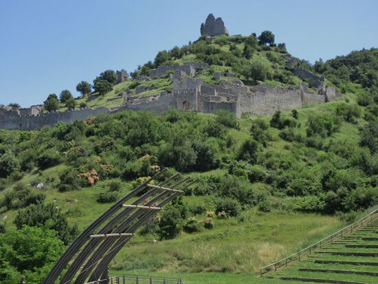 Burgruine und Theater im Vordergrund