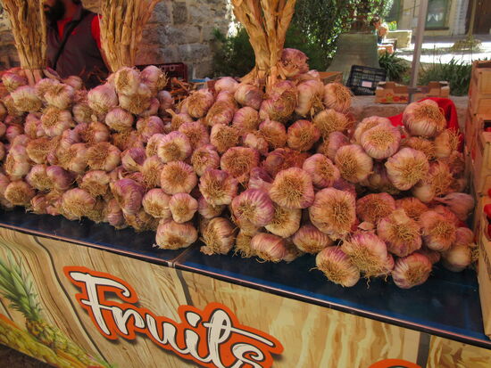 Riesige Knoblauch-Kränze