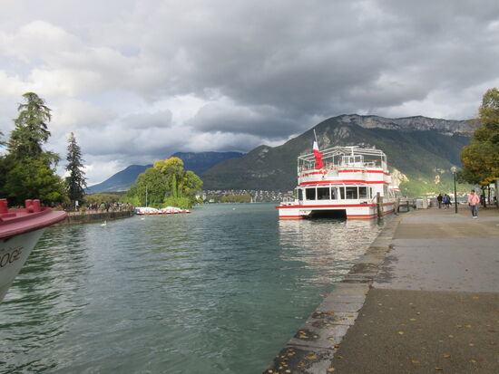 Hier mündet der Fluss Le Thiou in den See