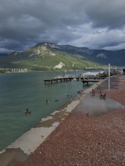 Dunkle Wolken über dem Lac d'Annecy