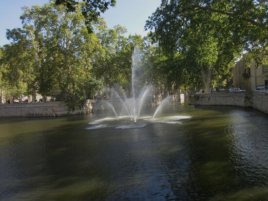 Wasserfontäne am Rand des Parks