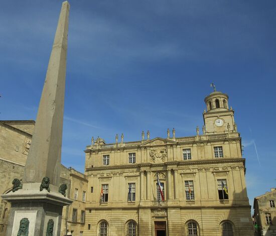 Am Place de la République mit Rathaus und Obelisk