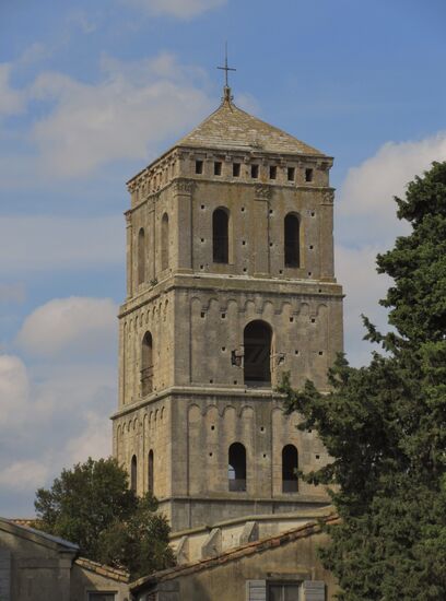 Der mächtige Turm von St. Trophime