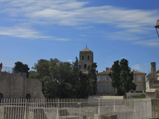 Blick auf den Turm von St. Trophime