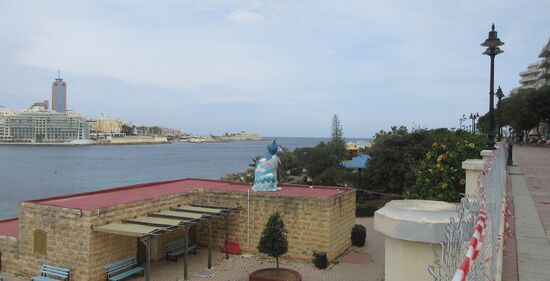 Blick auf Portomaso Business Tower im Hintergrund