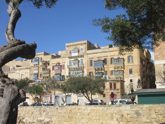 Typisches Haus mit vielen Balkonen