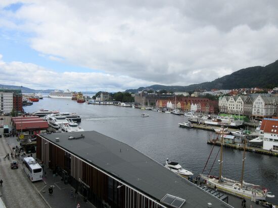 Blick auf Hafen und Markthalle