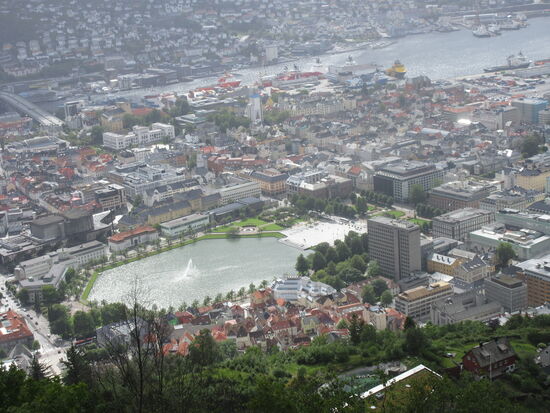 Noch ein Blick auf die Stadt mit dem kleinen See und der Fontäne
