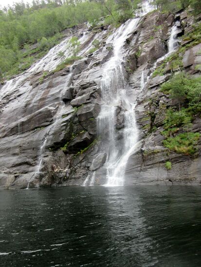 Das Schiff kam sehr nahe an diesen Wasserfall