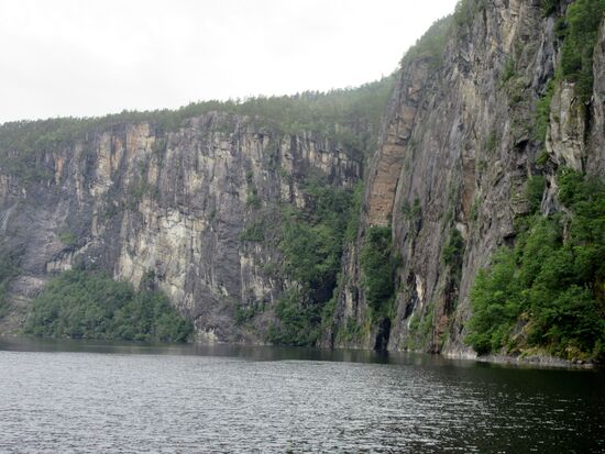 Hohe steile Felswände