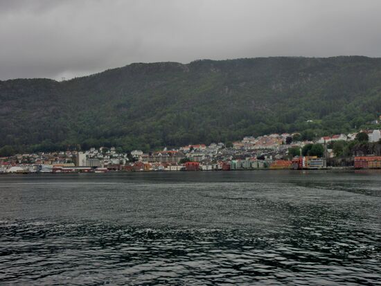 Dicht bebaut auch hinter Bergen