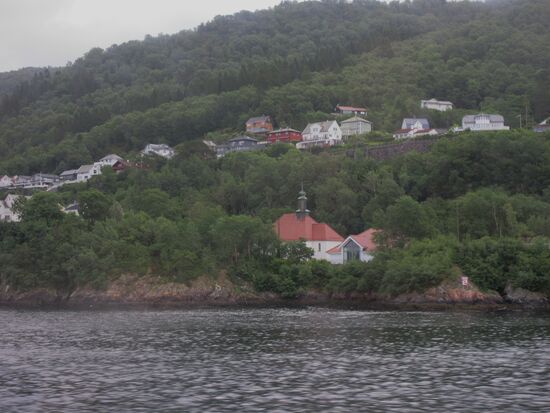 Kirche und kleines Dorf