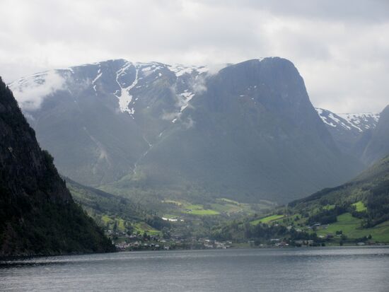 Hohe schneebedeckt Berge