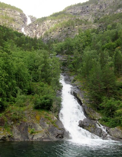 ...und sehen nochmals einen schönen Wasserfall