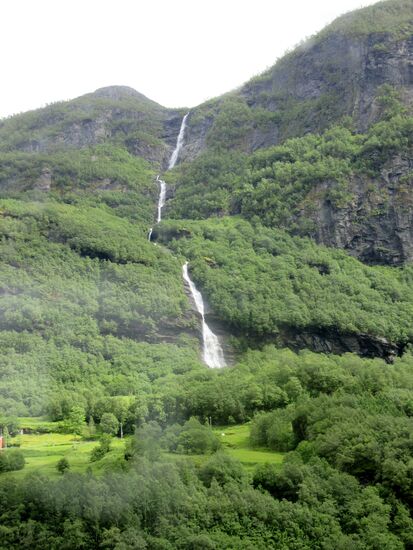 Ein langer Wasserfall