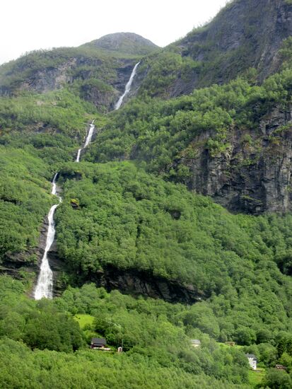 Abgelegene Häuser unter dem Wasserfall