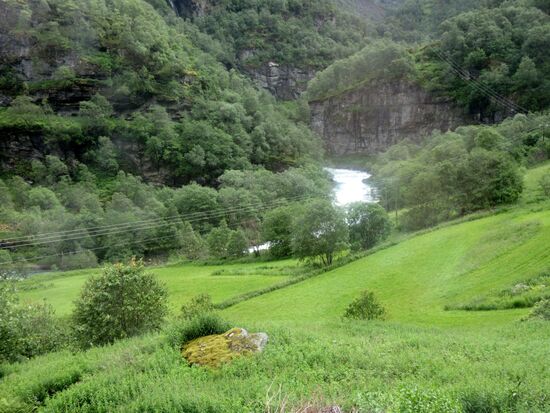 Der Fluss windert sich durch die grüne Landschaft