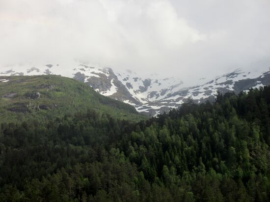 Recht viel Schnee auf den Bergen