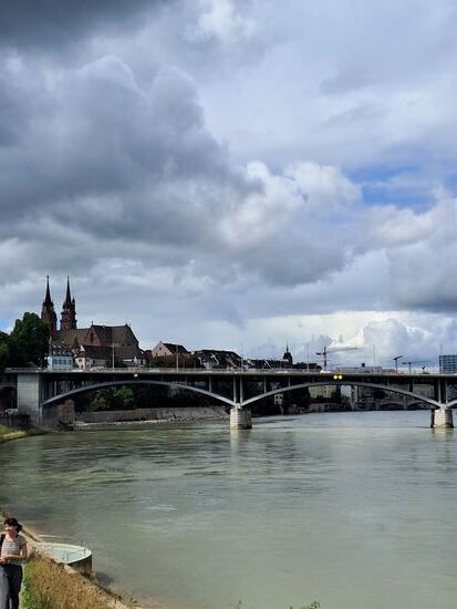 Dunkle Wolken über dem Rhein