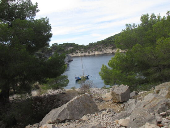 Ein Segelboot vor Anker...