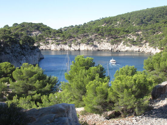 Ausflugsboot in der Calanque
