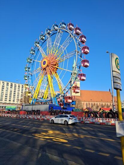 Riesenrad auf dem Weihnachtsmarkt