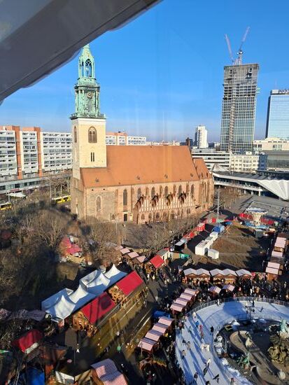 Marienkirche mit dem Weihnachtsmarkt