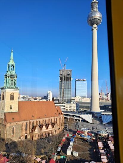 Marienkirche mit dem Fernsehturm