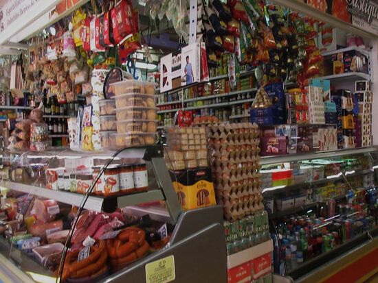 Ein Stand mit verschiedenen Artikeln