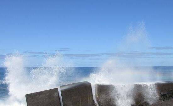 Das Wasser spritzt hoch