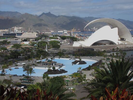 Blick vom Palmetum auf Auditorium und Meerwasserschwimmbecken