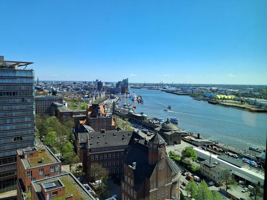 Sicht auf Elbe und Landungsbrücken
