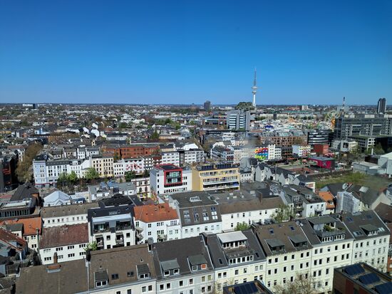 Sicht auf die Stadt mit dem Fernsehturm im Hintergrund