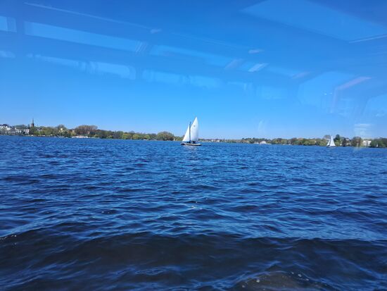 Schöne Brise zum Segeln auf der Aussenalster