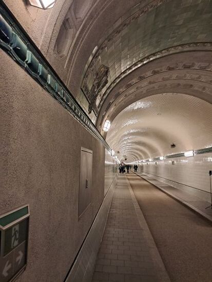 Zu Fuss durch den Elbtunnel
