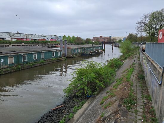 Ein Kanal auf der andere Seite der Elbe